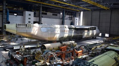 Aeroplani më i madh në botë qëndron i fshehur në një magazinë