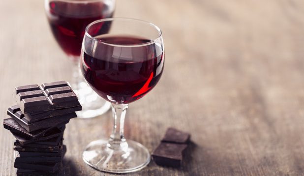 DONI TË JETONI MË GJATË? Vera dhe çokollata mund t’ju ndihmojnë…