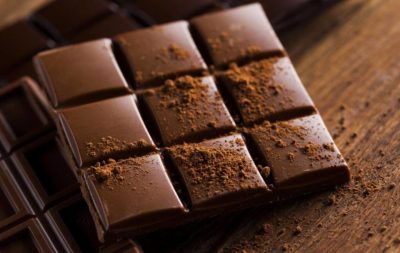 Shihni 10 arsyet që ti shtoni dietës tuaj çokollatën e zezë