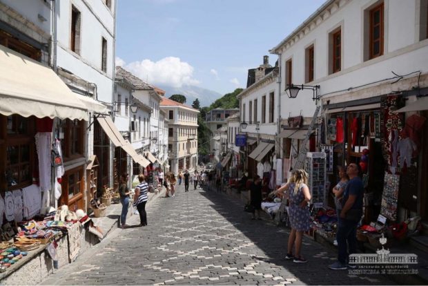 Restaurohet pazari historik në Gjirokastër’/ Turistët mbushin sokaqet e qytetit (FOTO)