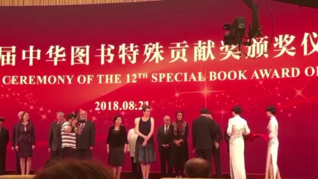 “Onufri” çmim në Kinë/  Botuesi Bujar Hudhri sjell “Special Book Award of China”