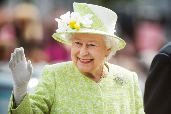 Mbretëresha Elizabeth përdor një dorë të rreme për përshëndetjet