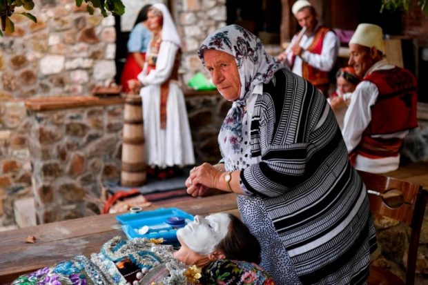 Mahnit tradita në zhdukje/ Nusja kosovare pikturohet në fytyrë