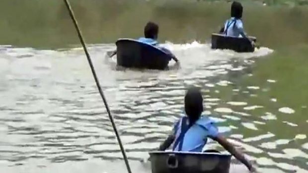 RREZIKOJNË JETËN PËR TË SHKUAR NË SHKOLLË/ Nxënësit kalojnë lumin me tenxhere (VIDEO)