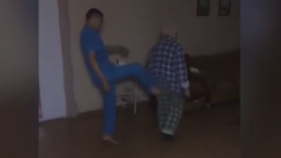 VEPRIME MIZORE/ Infermierët qëllojnë me shkelma të moshuarin dhe qeshin me zë të lartë (VIDEO)