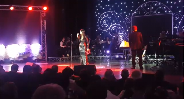 IKIN DRITAT NË TEATRIN “MIGJENI”/ Salla këndon këngën luleborë (VIDEO)