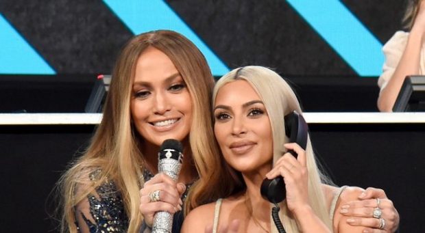 FESTOI DJE DITËLINDJEN/ Jennifer Lopez ka një urim të veçantë për Kim Kardashian