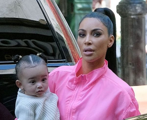 Përdor vajzën e vogël në fushatën reklamuese/ Fansat të inatosur me Kim Kardashian (FOTO)