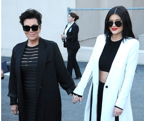 SI DY PIKA UJË/ Kylie Jenner pret flokët si e ëma dhe duken si binjake (FOTO)