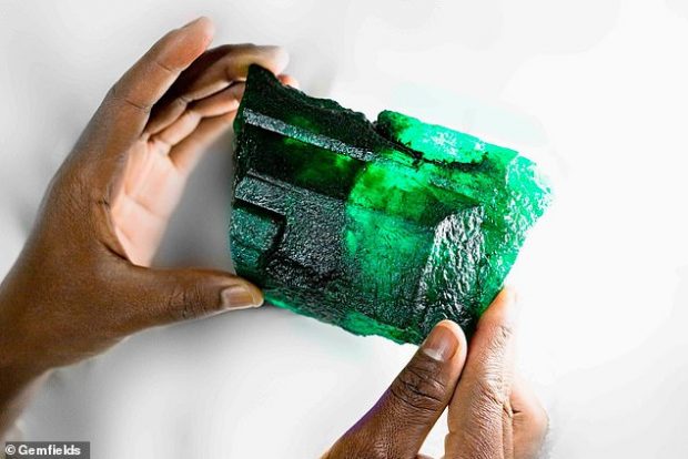 NGJYRË E GJELBËR/ Gjendet smeraldi i rrallë me çmim marramendës (FOTO)