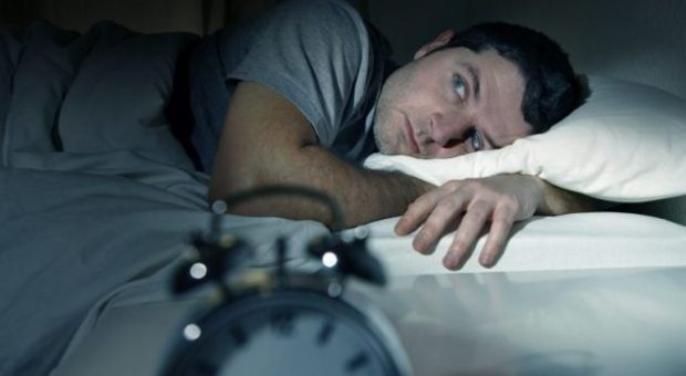 Zgjoheni gjatë natës? Trupi po ju paralajmëron për këto rreziqe shëndetësore