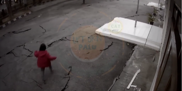 PAMJE TË FRIKSHME/ Shihni si çahet toka nga tërmeti 7.5 ballë (VIDEO)