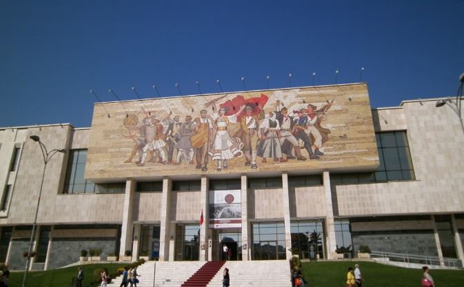 PAS TEATRIT/ Muzeu Historik Kombëtar i nënshtrohet ndërhyrjes (VIDEO)