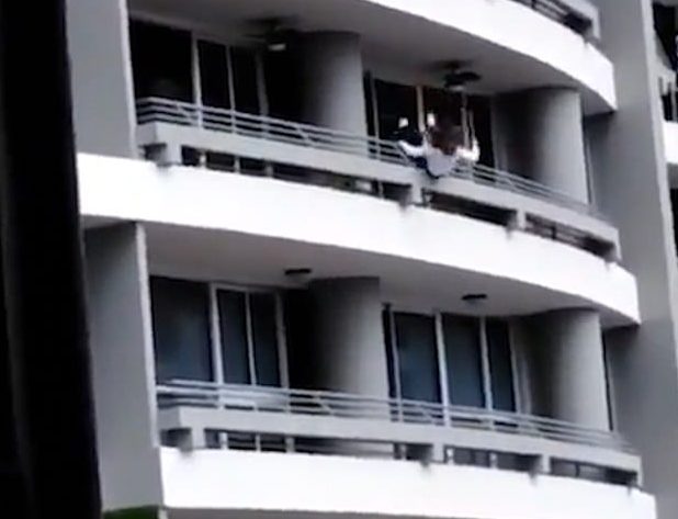PO BËNTE SELFIE/ 27 vjeçarja bie nga ballkoni dhe humb jetën (VIDEO)