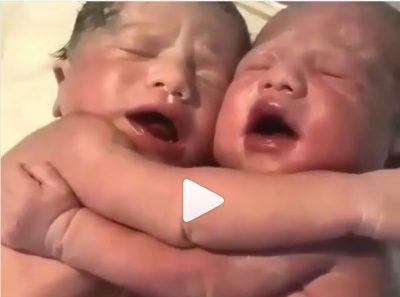 “BASHKË NË GËZIME E HIDHËRIME”/ Shikoni videon emocionuese të binjakëve të porsalindur
