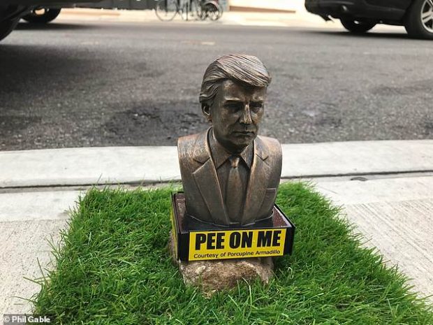 Statuja të Trump për të urinuar qentë (FOTO)