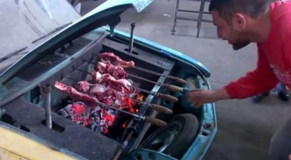 E PA IMAGJINUESHME! Mekanikët shndërrojnë makinën e vjetër në një zgarë mishi (FOTO+VIDEO)
