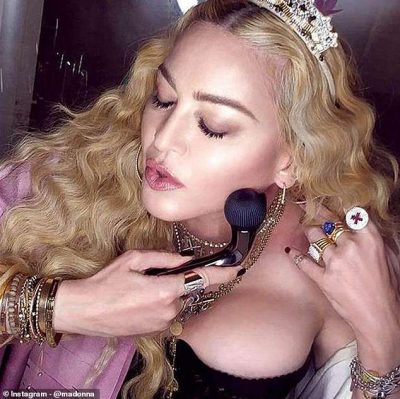 Madonna pozoi me një objekt të çuditshëm në fytyrë/ Të gjithë menduan se ishte lodër seksi (FOTO)