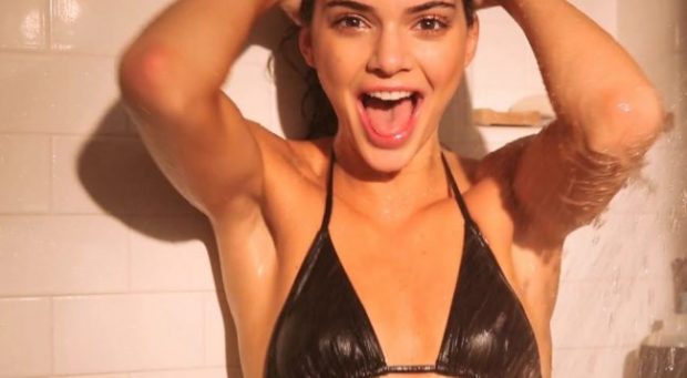 VETËM ME PESHQIR NË KOKË/ Kendall Jenner pozon e zhveshur pas dushit (FOTO)