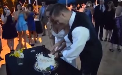 DO TË SHKRIHENI  SË QESHURI/ Dhëndri rrëzon nusen në ditën e dasmës (VIDEO)