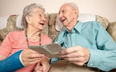HISTORI FRYMËZUESE/ Meghan dhe Denis që vazhdojnë të ruajnë romancën edhe pas 70 vitesh (FOTO)