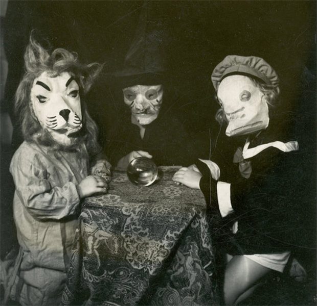 KOSTUME ME LËKURA KAFSHËSH/ Halloween-i 100 vjet më parë (FOTO)