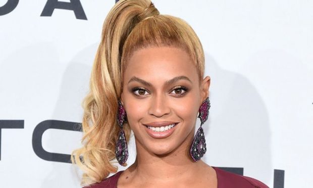 E PABESUESHME! Jay Z e tradhëtoi Beyoncen me këngëtaren e famshme (FOTO)