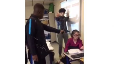 “MË HIQ MUNGESËN”/ Nxënësi i vë pistoletën në kokë mësueses dhe… (VIDEO)