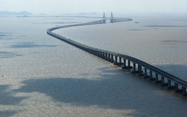 HAPET KËTË JAVË/ Ja ku ndodhet ura më e gjatë në botë për kalimin në det