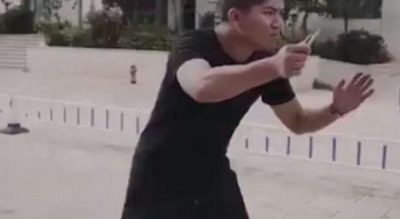 QESHARAKE/ Policia kineze tregon si mund të shpëtoni nga sulmi me thikë (VIDEO)