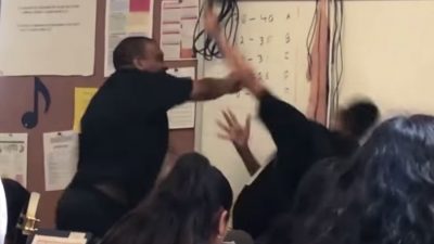GODITI NXËNËSIN ME GRUSHTE/ Të gjithë mbështesin mësuesin (VIDEO)