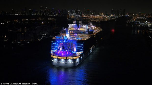 DALIN PAMJET/ Brenda anijes më të madhe në botë (FOTO)
