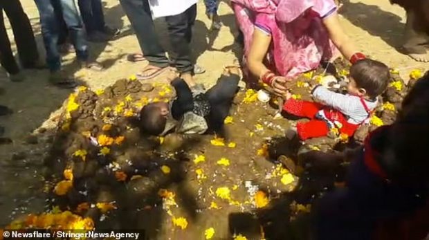 E PAZAKONTË/ Në këtë vend realizohet rituali i “ndyrë” i fëmijëve me jashtëqitje lope