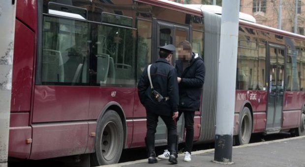 SKANDALI/ Çifti kryen marrëdhënie në autobuz, shoferi i bën gjëmën