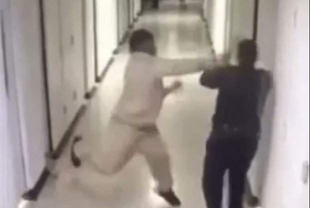 MOMENTE TRONDITËSE/ I burgosuri rreh brutalisht policin, ai ia mbath (VIDEO)