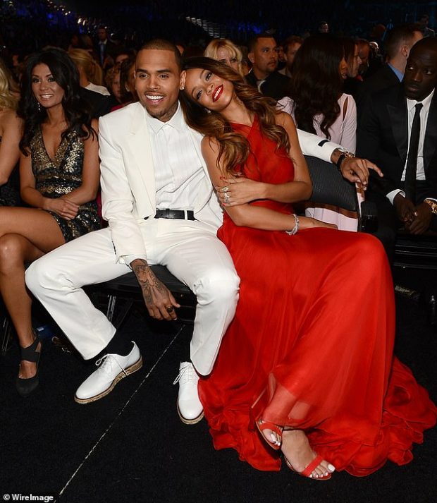 “QËNDRO LARG SAJ”/ Fansat i sulen Chris Brown pas komenteve që i bëri Rihanna-s (FOTO)