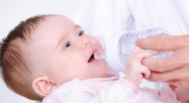 Bebes nuk bën ti jepni ujë asnjëherë sepse mund të jetë fatale për të