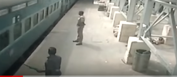 E FRIKSHME/ Treni e tërheq zvarrë, gruaja shpëtohet nga polici (VIDEO)