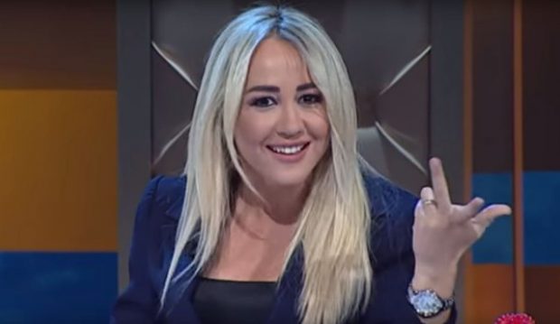 “MË JEP NJË SHANS”/ Moderatorja shqiptare merr mesazhin e sikletshëm në transmetim live (VIDEO)