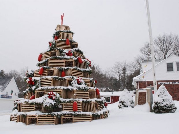 THYEN REKORD BOTËROR/ Një pemë Krishtlindje e ndërtuar me arka druri