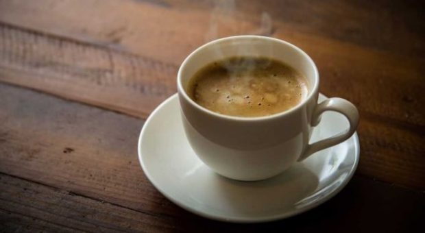 Kafeja e ngrohtë bën mirë për shëndetin/ Ajo që i ndodh trupit tuaj është e pabesueshme