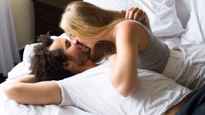 MOS BËNI ZHURËM/ Këto 5 pozicione gjatë seksit janë perfekte nëse jetoni me persona të tjerë