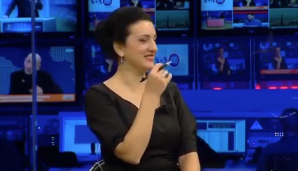 PAS PRANVERA BORAKAJ/ Një tjetër moderatore shqiptare nuk mban dot të qeshurën në emision (VIDEO)