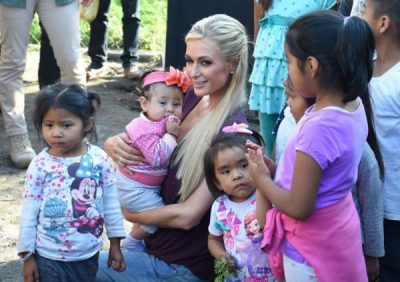 Paris Hilton më e thjeshtë se kurrë/ Nxjerr në pah natyrën e saj humanitare (VIDEO)