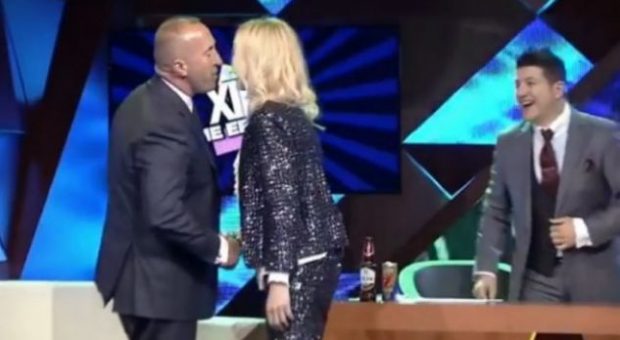 MË TË DASHURUAR SE KURRË/ Ramush Haradinaj puthje pasionante me gruan “live” në emision (VIDEO)