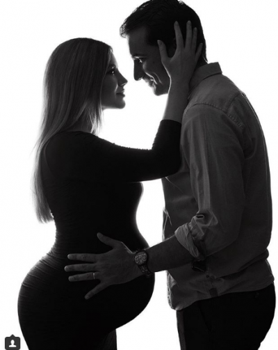 NOSTALGJIKE/ Ajola Xoxa publikon “foton e ëmbël” gjatë shtatzëninë (FOTO)