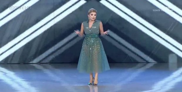 HABITEN SHIKUESIT/ Alketa Vejsiu del në emision me fustan transparent (VIDEO)