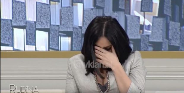 I PËRMENDIN TË ËMËN E SËMURË/ Këngëtarja shqiptare shpërthen në lot në emision (VIDEO)