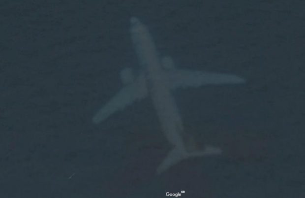FUTET NË GOOGLE EARTH/ Burri “sy shqiponjë” zbulon aeroplanin në fund të detit (FOTO)