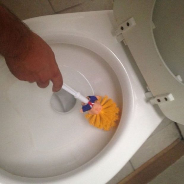 SHAKAJA E “HIDHUR”/ Furçë e re tualeti me kokën e… Donald Trump (FOTO)